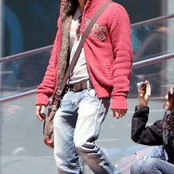 Mario Casas con una chaqueta roja de punto