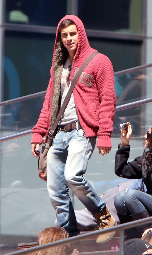 Mario Casas con una chaqueta roja de punto