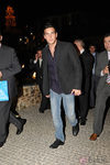 Mario Casas con chaqueta negra y vaqueros