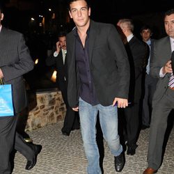 Mario Casas con chaqueta negra y vaqueros