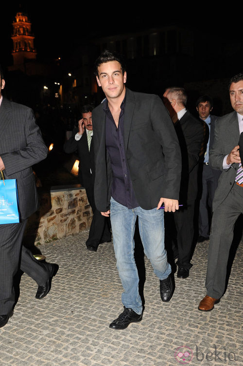 Mario Casas con chaqueta negra y vaqueros