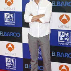 Mario Casas con camisa blanca y pantalón gris