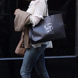 La Princesa Magdalena de Suecia paseando con un look muy casual