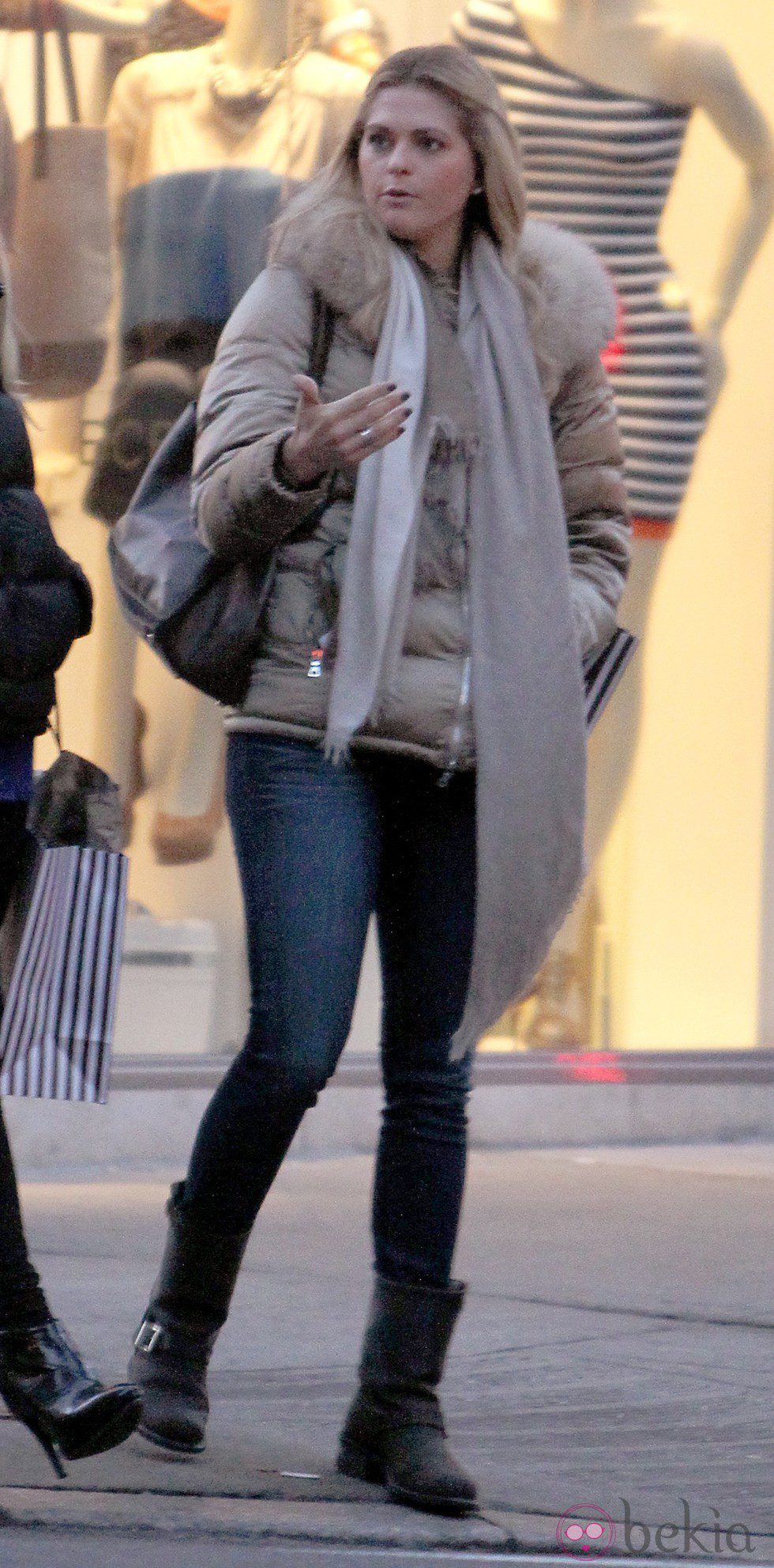 La Princesa Magdalena de Suecia de compras con un look informal