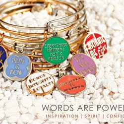 Colección Words are powerful de Alex and Ani verano 2012