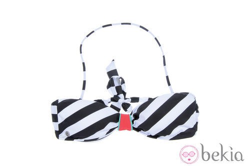 Parte superior de un bikini de rayas de la nueva colección de ropa de baño verano 2012 de Volcom