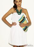 Vestido blanco y bolso de mano de rafia de la colección Verano 2012 de Suiteblanco