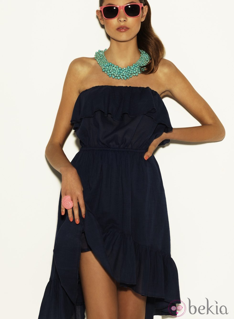 Vestido azul marino y collar aguamarina de la coleción Verano 2012 de Suiteblanco