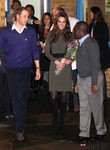 El Principe Guillermo de Inglaterra con pantalón azul y jersey morado