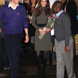 El Principe Guillermo de Inglaterra con pantalón azul y jersey morado