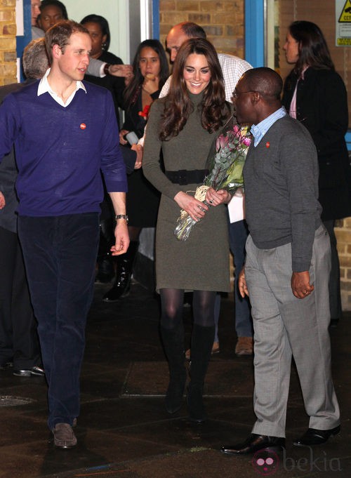 El Principe Guillermo de Inglaterra con pantalón azul y jersey morado