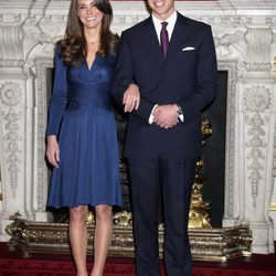 El Príncipe Guillermo de Inglaterra con traje de chaqueta cruzada
