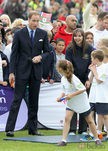 El Príncipe Guillermo de Inglaterra con traje de chaqueta azul