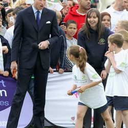 El Príncipe Guillermo de Inglaterra con traje de chaqueta azul
