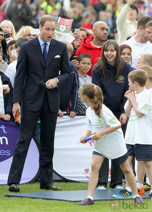 El Príncipe Guillermo de Inglaterra con traje de chaqueta azul