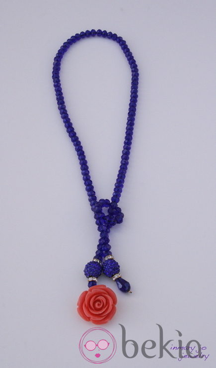 Collar azul marino de la colección de joyas de Vanesa Romero