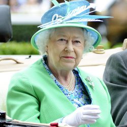 La Reina Isabel II con sombrero en color aguamarina en las carreras de Ascot 2012