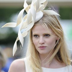 Lara Stone con tocado en las carreras de Ascot 2012