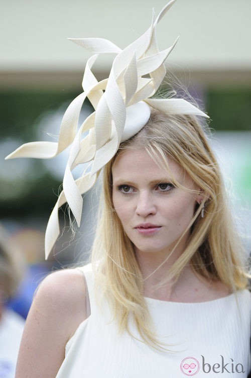 Lara Stone con tocado en las carreras de Ascot 2012
