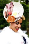 Tocado en forma de plato de desayuno inglés en las carreras de Ascot 2012
