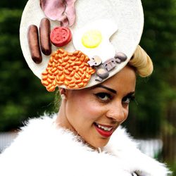 Tocado en forma de plato de desayuno inglés en las carreras de Ascot 2012