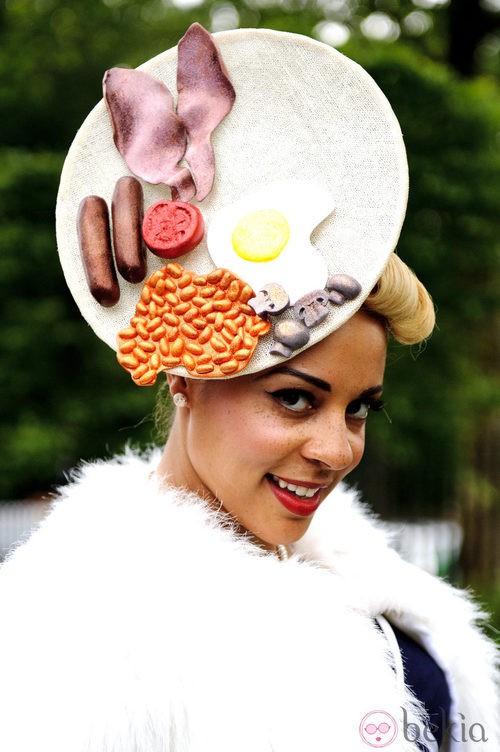 Tocado en forma de plato de desayuno inglés en las carreras de Ascot 2012