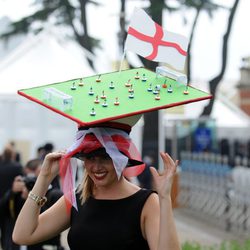 Tocado en forma de furbolín en las carreras de Ascot 2012