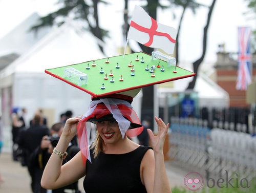 Tocado en forma de furbolín en las carreras de Ascot 2012