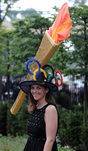 Una de las invitadas a las carreras de Ascot 2012 con un tocado con la antorcha olímpica