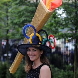 Una de las invitadas a las carreras de Ascot 2012 con un tocado con la antorcha olímpica