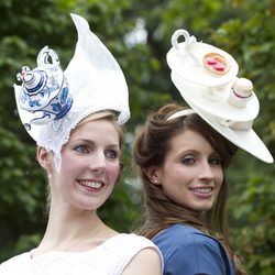 Dos de las invitadas a las carreras de Ascot 2012 con dos curiosos tocados