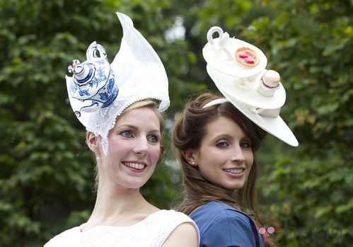 Dos de las invitadas a las carreras de Ascot 2012 con dos curiosos tocados