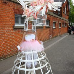 Uno de los estilismos de una de las invitadas a las carreras de Ascot 2012.