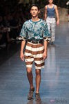 Camiseta estampada y bermudas de rayas de Dolce&Gabbana en la Semana de la Moda masculina de Milán 