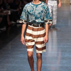 Camiseta estampada y bermudas de rayas de Dolce&Gabbana en la Semana de la Moda masculina de Milán 