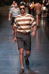 Camiseta de rayas marron y blanca y bermudas de Dolce&Gabbana en la Semana de la Moda masculina de Milán