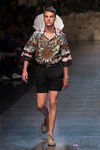 Camiseta estampada y pantalón corto negro de Dolce&Gabbana en la Semana de la Moda masculina de Milán