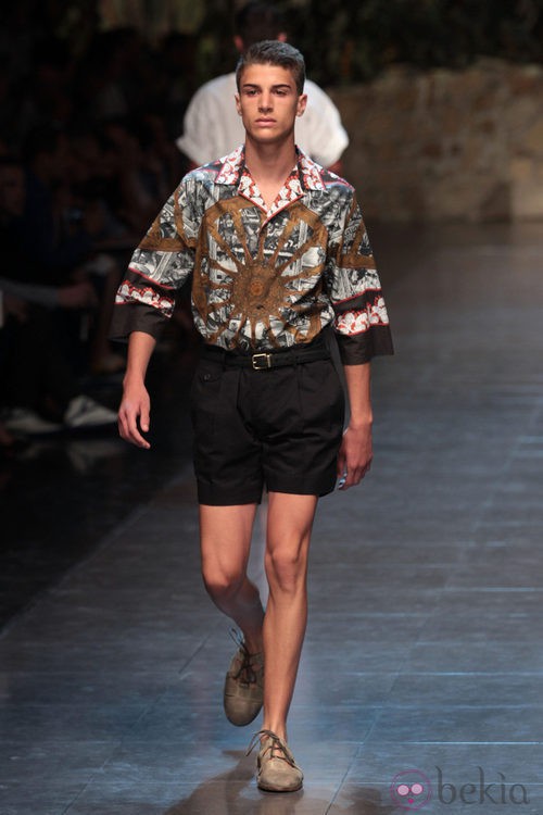 Camiseta estampada y pantalón corto negro de Dolce&Gabbana en la Semana de la Moda masculina de Milán