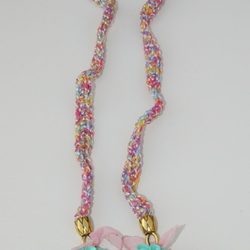 Collar multicolor con flores de la colección de joyas de Vanesa Romero