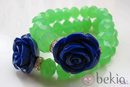 Pulsera verde de cuentas con flor azul de la colección de joyas de Vanesa Romero