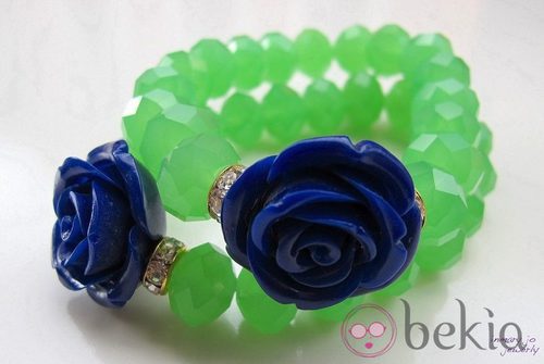 Pulsera verde de cuentas con flor azul de la colección de joyas de Vanesa Romero