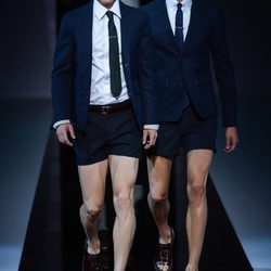 Trajes de chaqueta de pantalón corto en el desfile de Emporio Armani en la Semana de la Moda masculina de Milán