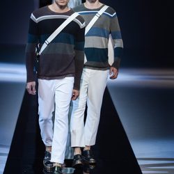 Jerseis de punto y bandoleras en el desfile de Emporio Armani en la Semana de la Moda masculina de Milán