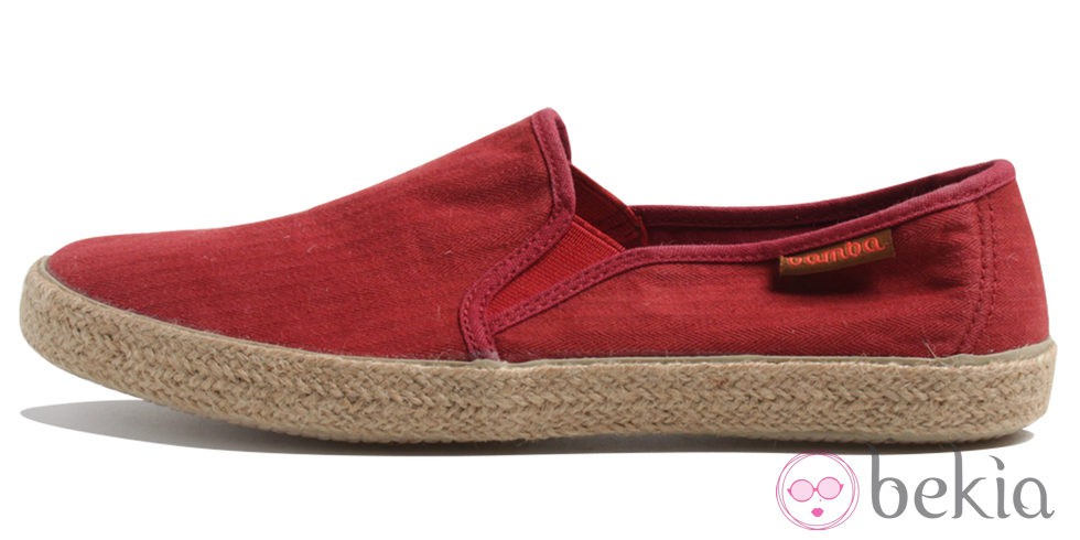 Zapatilla en rojo de lino de la colección Victoria by BAMBA verano 2012