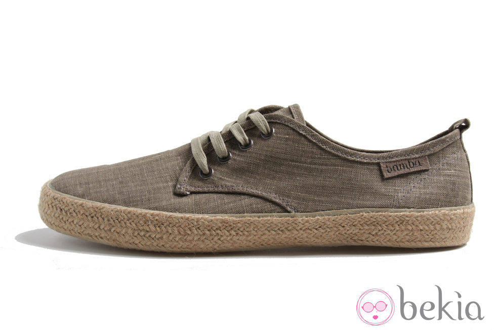 Zapatilla de lino en taupe de la colección Victoria by BAMBA verano 2012