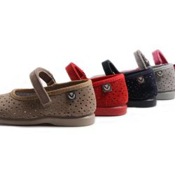 Zapatitos Victoria de niña en varios colores de la colección de verano 2012