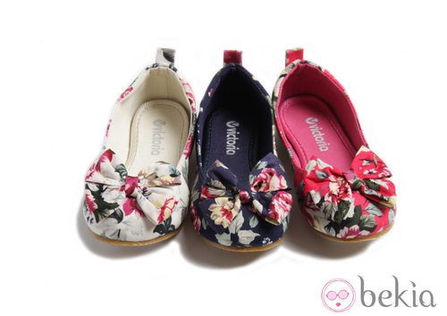 Bailarinas con lazo y estampados florales para niñas de Victoria de la colección verano 2012