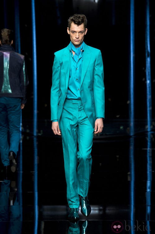 Traje azul aguamarina metalizado de Roberto Cavalli en la Semana de la Moda masculina de Milán 
