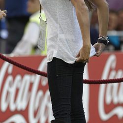 Sara Carbonero con camiseta básica blanca y botas en el partido entre España y Croacia en la eurocopa 2012