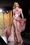Vestido largo en tonos rosa con corsé de Versace en la Pasarela de la Alta Costura de París otoño/invierno 2012-2013